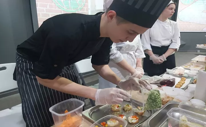 Мастер-класс по изготовлению брускет. Фото donnews.ru