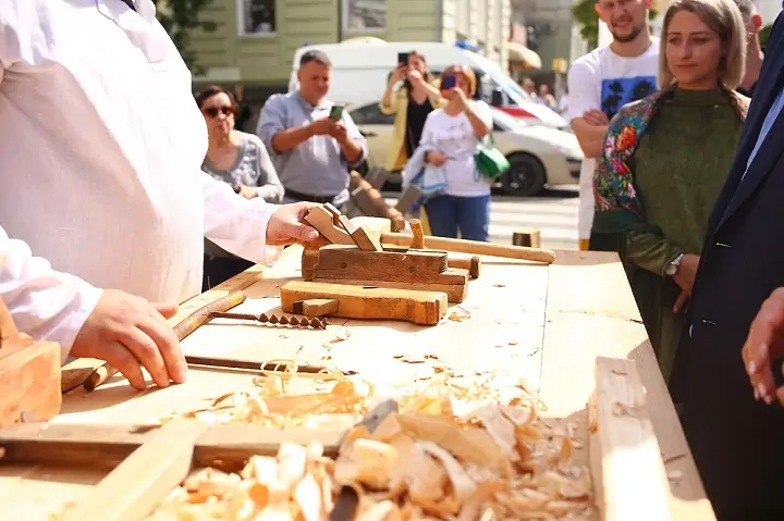 Работа мастеров столярного дела. Фото rostov-gorod.ru