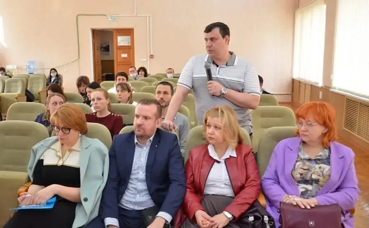 Александр Миносьянц стоит с микрофоном в руке. Фото t.me/logvinenko_rnd