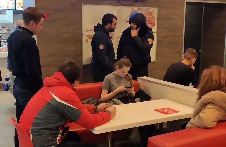 Сотрудник охранного предприятия беседует с посетителем KFC, фото donnews.ru