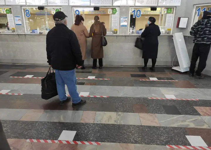 Очередь кассы на автовокзале Ростова. Когда желающих купить билеты немного социальная дистанция соблюдается, но всё меняется в час пик.