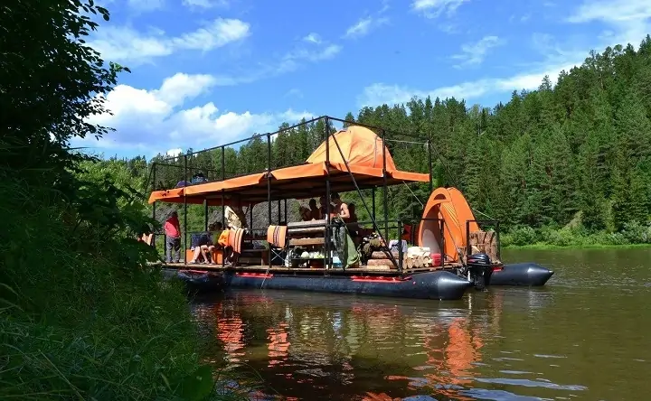 Туристы сплавляются по реке на плоту. Фото bangkokbook.ru