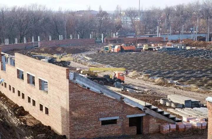 Стройплощадка стадиона осенью 2022 года. Фото газеты 
