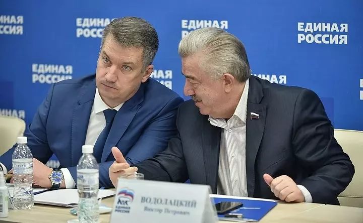 Депутаты ГД РФ Антон Гетта (слева) и Виктор Водолацкий. Фото Анатолия Карбинова