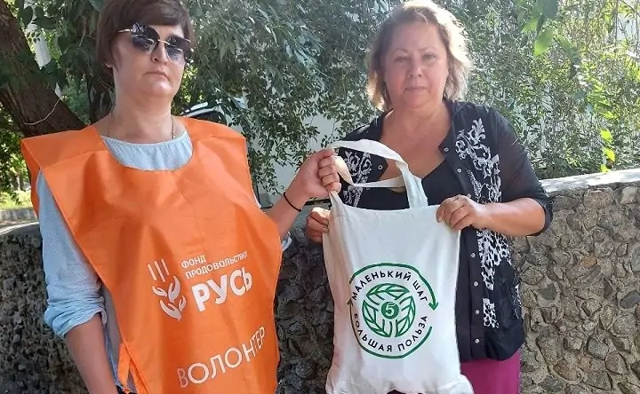 Вручение продуктового набора. Фото пресс-службы компании X5 Group