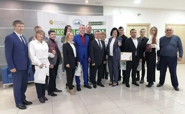 Участники второго потока «Школа фермера»  и члены жюри. Фото donnews.ru