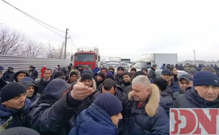 Протестующие на рынке. Фото donnews.ru