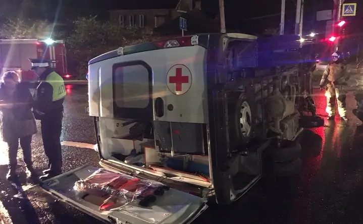 Скорая перевернулась на бок. Фото с места ДТП управления ГО и ЧС Ростова