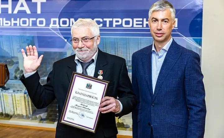 Алексей Логвиненко с одним из награждённых сотрудников «ККПД». Фото rostov-gorod.ru