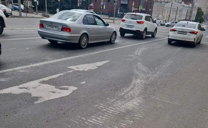 Повреждённый асфальт на Будённовском. Фото пресс-службы администрации Ростова