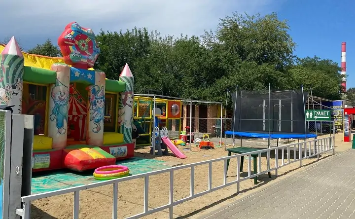 Детская площадка с батутами. Фото donnews.ru