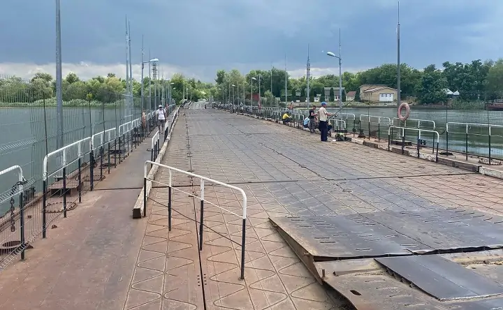 Понтонный мост на Зелёный остров. Фото donnews.ru