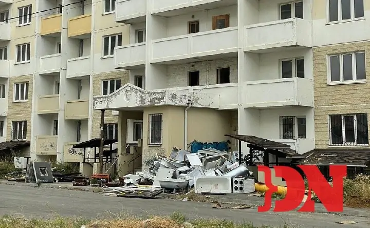 Выброшенные раковины и печки. Фото donnews.ru