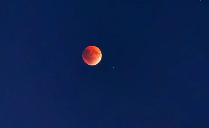 Кровавая луна в небе над Ростовом. Фото из telegram-канала «Левенцовка:Новости»