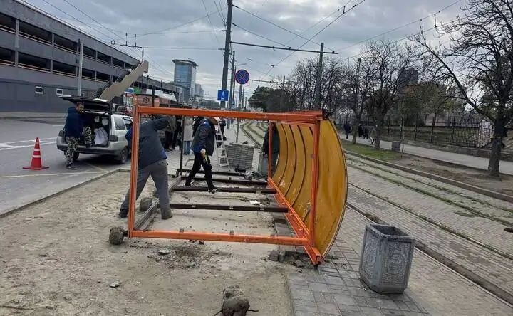 Демонтаж старых остановочных комплексов. Фото из telegram-канала Александра Скрябина.