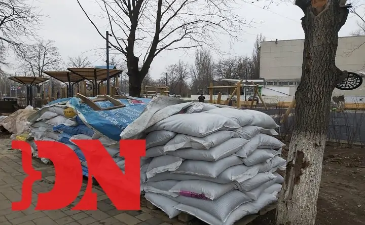 В сквере ещё лежат стройматериалы. Фото donnews.ru