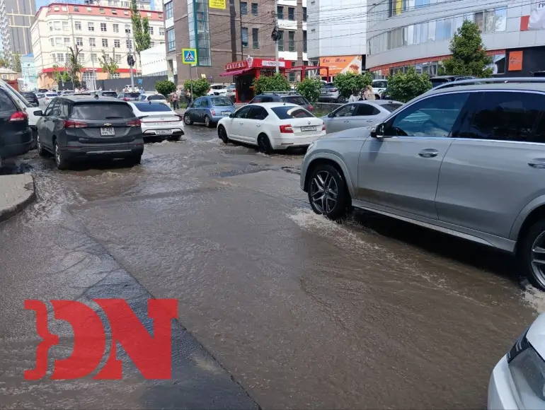 Машины едут по воде на Доломановском. Фото donnews.ru