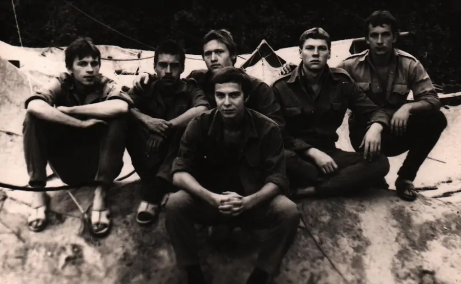 Сергей Кисин (в центре) с товарищами в Афганистане. Фото и его личного архива