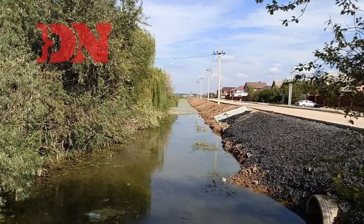 Переполненный водоотводный канал в микрорайоне Солнечный. Фото donnews.ru