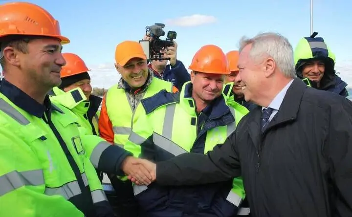 Губернатор Ростовской области Василий Голубев с рабочими на открытии моста. Фото пресс-службы правительства Ростовской области