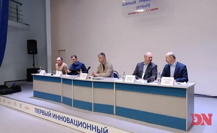 Алексей Логвиненко (в центре), Олег Фрикель (второй слева), Сергей Бондаренко (первый слева),  Сергей Сухариев (первый справа) и Виталий Кушнарёв (второй справа). Фото donnews.ru