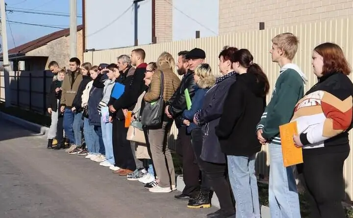 Дети-сироты, получившие квартиры. Фото пресс-службы администрации Батайска