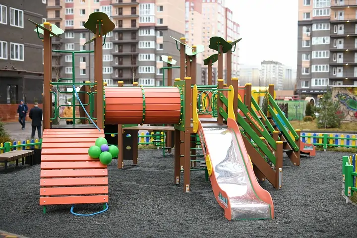 Детская площадка во дворе дома. Фото предоставлено пресс-службой ГК «ЮгСтройИнвест»