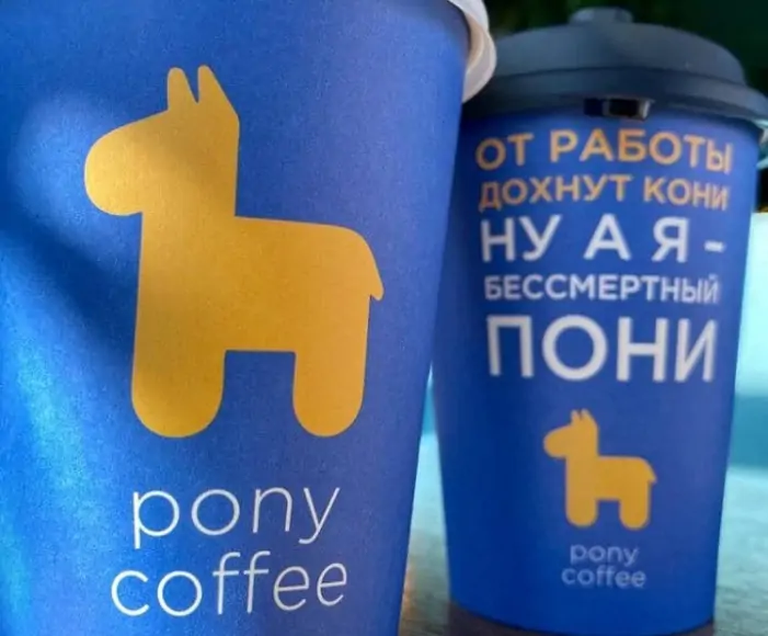Оформление стаканчиков в Pony Coffee. Фото Максима Когана