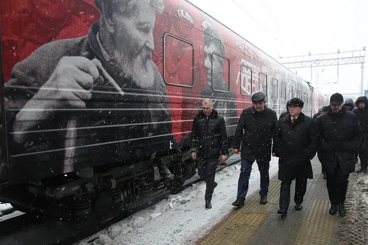 Василий Голубев идёт по перрону вокзала вдоль вагона «Поезда Победы». Фото donland.ru