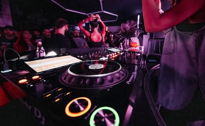 Диджейский пульт. Фото Embargo Villa