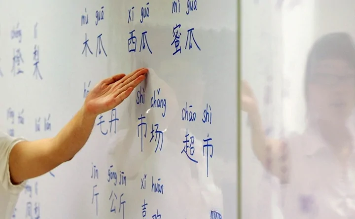 Доска с китайскими иероглифами. Фото donnews.ru