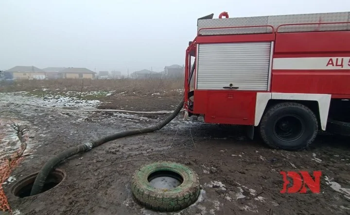Машина спасателей откачивает грунтовую воду в хуторе. Фото donnews.ru