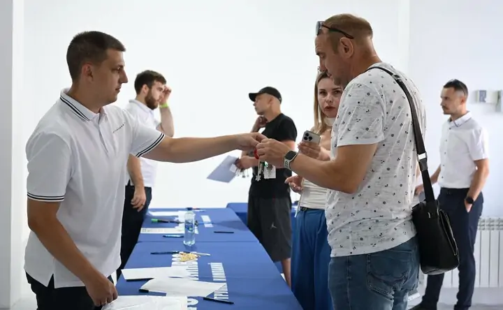 Выдача ключей. Фото ГК «ЮгСтройИнвест»