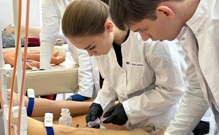 Студенты «МедСкиллс» отрабатывают навык забора крови. Фото: АНО ВО «МедСкиллс»