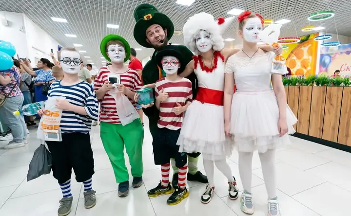 Основатель «БадаБум» Илья Данчев и юные артисты, фото с официального сайта арт-кластера