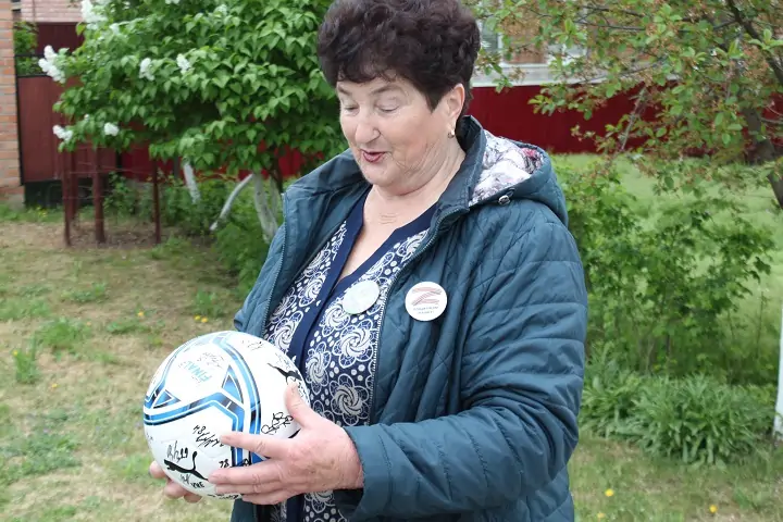 Преданной болельщице подарили мяч с автографами футболистов. Фото donnews.ru