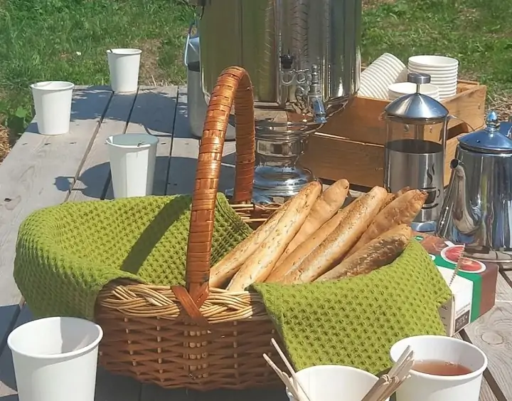 Чаепитие с хлебными палочками. Фото biohutor.ru