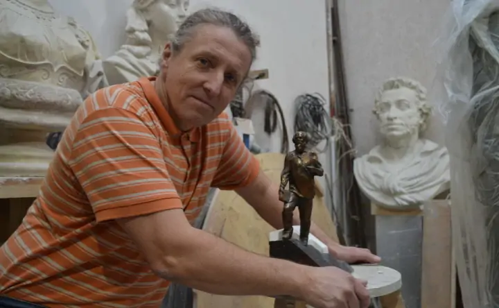 Дмитрий Лындин с макетом памятника, фото mk.ru