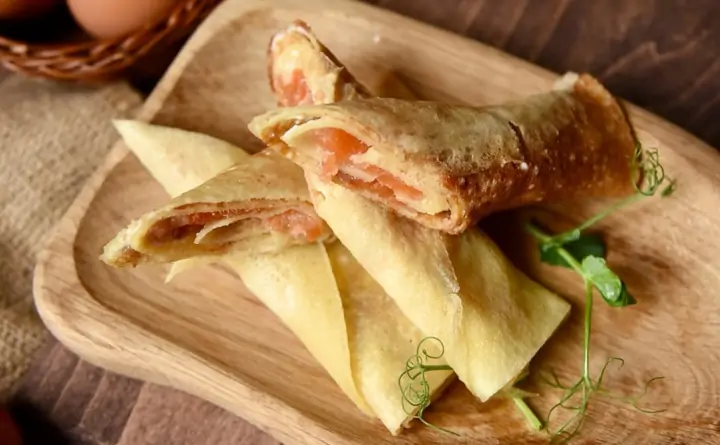 Блины с лососем. Фото из официального аккаунта кафе «Сметана»