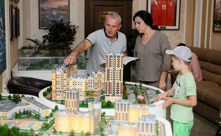 Клиенты компании рассматривают макет умного квартала. Фото пресс-службы «ЮгСтройИнвест»