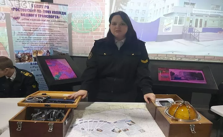 Стенд Ростовского колледжа водного транспорта. Фото donnews.ru