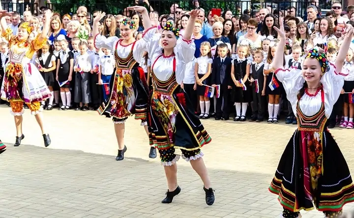 Линейка завершилась концертом, который организовали ученики школы. Фото rostov-gorod.ru