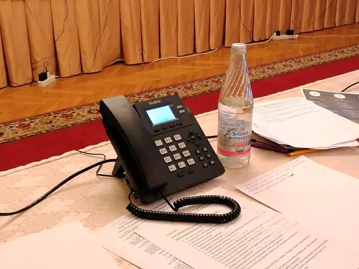 Операторы работают с такими телефонами. Фото donnews.ru