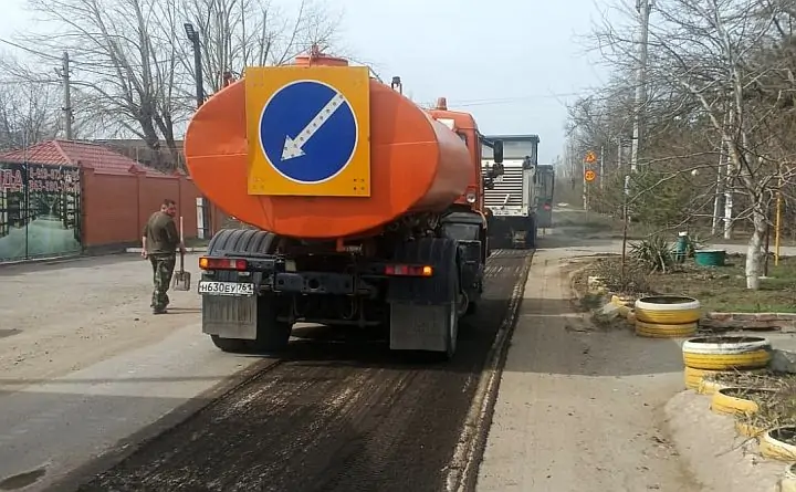Ремонт дороги по улице Транспортной в посёлке Реконструктор. Фото администрации Аксайского района