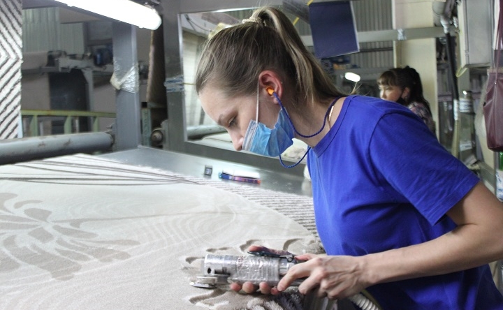 Работница на фабрике «Меринос». Фото donnews.ru