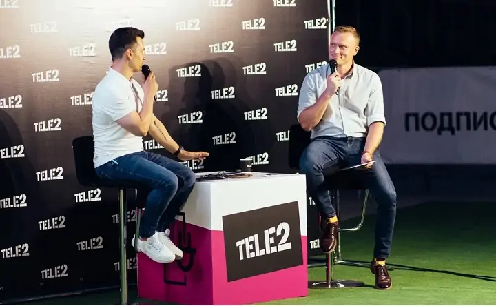 Ведущий Илья Торопов и Евгений Солонченко, коммерческий директор макрорегиона «Юг» Tele2. Фото пресс-службы Tele2