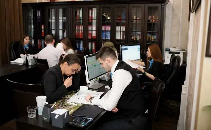 Клиенты компании выбирают квартиры в умном квартале. Фото пресс-службы «ЮгСтройИнвест»