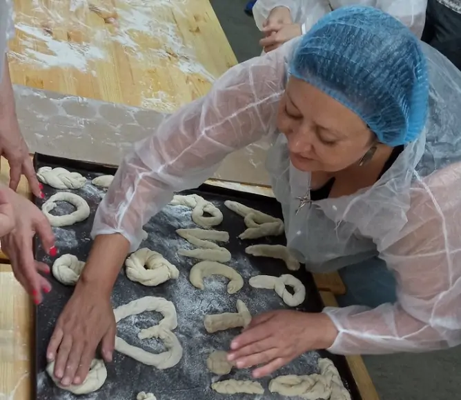 Участница игры занимается изготовлением булочки. Фото biohutor.ru