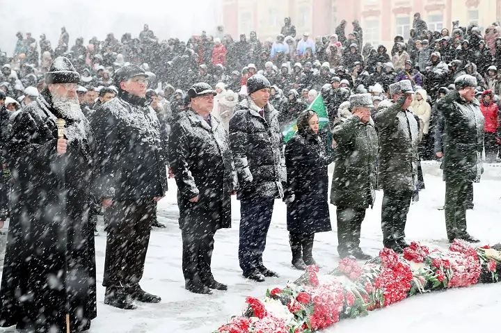 Участники возложения на Театральной площади. Фото donland.ru