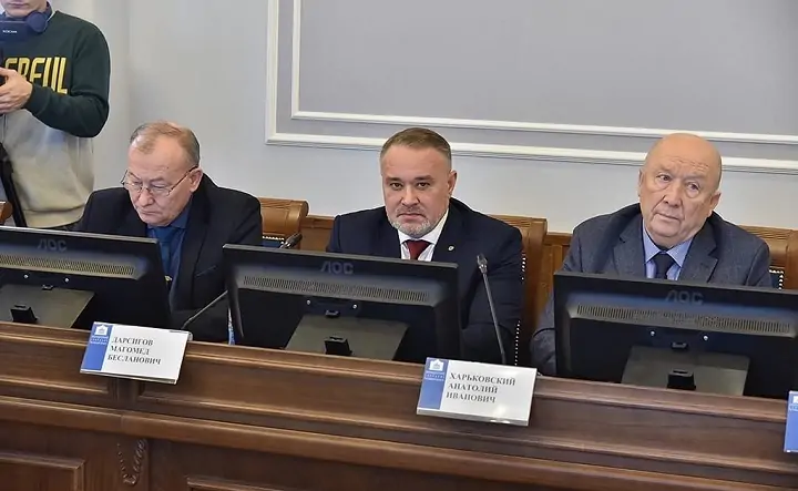 Председатель постоянной думской комиссии по транспорту в Ростове Магомед Дарсигов (в центре) во время обсуждения внедрения транспортных карт